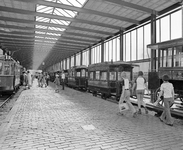 855787 Afbeelding van bezoekers op het perron met antieke tramstellen in het Nederlands Spoorwegmuseum ...